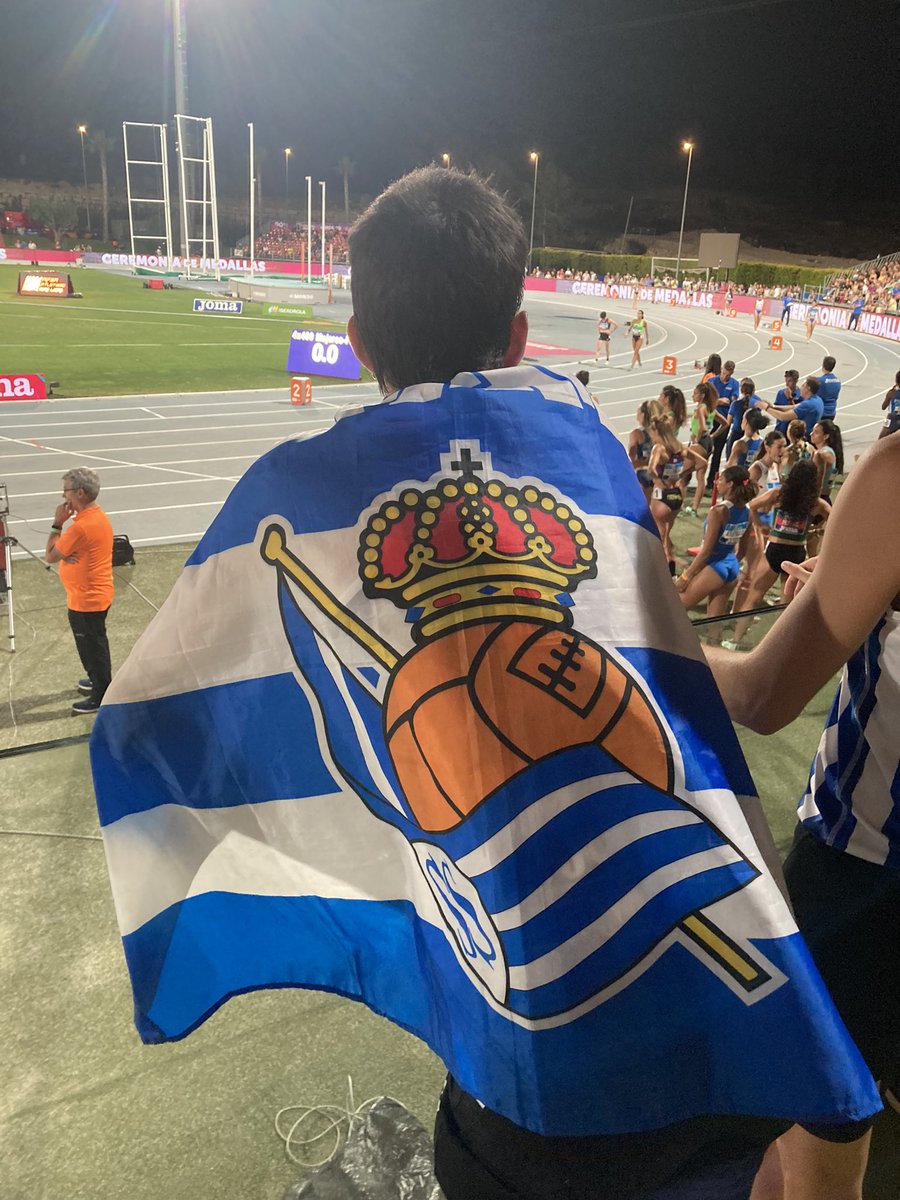 La <a href="/RealSociedad/">Real Sociedad Fútbol</a> ayer tuvo un representante en los 4x400m que se ve que nota y mucho los colores.  Él es <a href="/nachosaez19/">nacho saez</a>