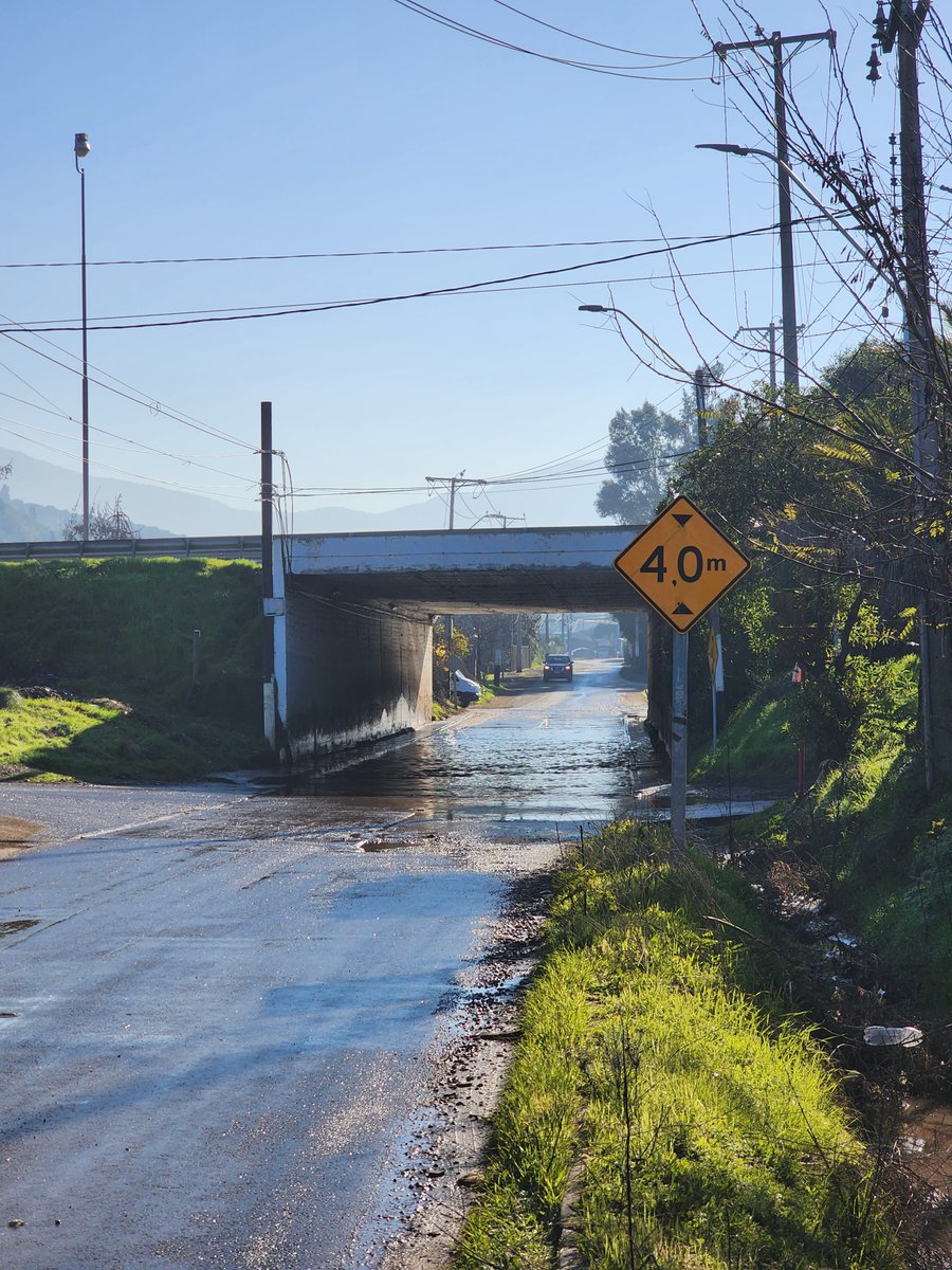 ThePabloPS's tweet photo. Desde el 22/06 el paso nivel de Nazario Araos (Peaje El Paico) esta inundado, esto se debe que existe una rotura de matriz. Reclame Agua Andina pero no paso nada. Hoy reclame a la superintendencia @aguas_andinas @SISS_CHILE @meganoticiascl @tudia_13 @MuniElMonte #ElMonte https://t.co/l2ELbGJCDj