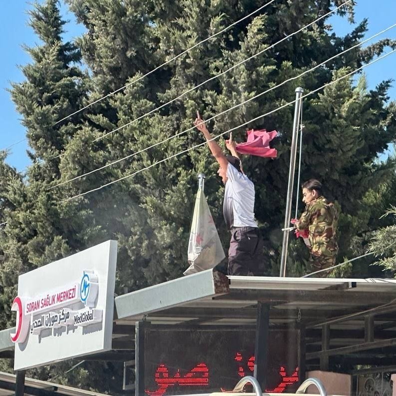 Suriyelilerin tedavi görmesi amacıyla Türkiye'nin açtığı hastanedeki Türk bayrağını indirildi.