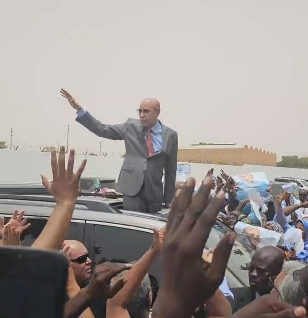 هنيئا للشعب الموريتاني فوز مرشح قيم العدالة والإنصاف قائد مشروع التنمية والنهضة..
غزواني سند الضعيف؛ ومآزر المحتاج، وراعي المريض؛ وحامي حمى الحوزة الترابية..

#مع_غزواني_الوطن_في_أيدي_أمينة