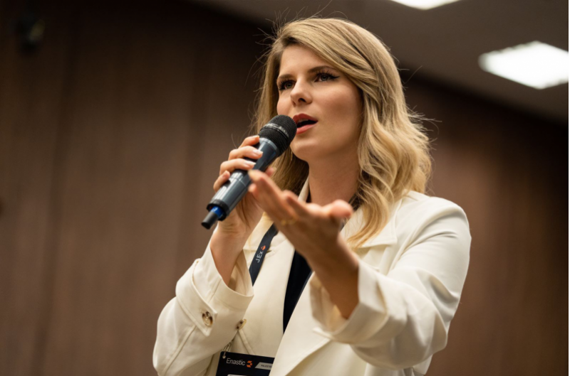 EscuelaAdmUC's tweet photo. [Ahora] En el marco del #FIFUC, Leticia Rueda Setembro conversa con @cooperativacien y @Cooperativa sobre su trayectoria como coach de compañías en temas de futuro. 

🎙️Sigue la entrevista en vivo aquí: https://t.co/xwAKfy87In https://t.co/LVIhzXzVKf