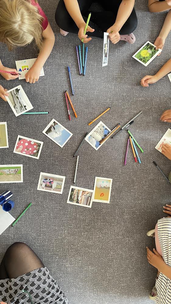 LadenDer's tweet image. Im Ferienkurs #Fotografie im Hort #Thallwitz sind wir heute gestartet. Los ging es mit einer Landkarte, auf der wir besondere Orte markiert haben, an denen wir in den nächsten Tagen auf Postkartenmotivsuche gehen wollen 📸 
#ferienprogramm #landlabor #regiongestalten #bmwsb #bbsr