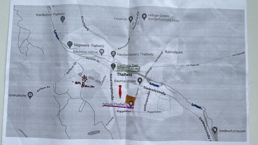 LadenDer's tweet image. Im Ferienkurs #Fotografie im Hort #Thallwitz sind wir heute gestartet. Los ging es mit einer Landkarte, auf der wir besondere Orte markiert haben, an denen wir in den nächsten Tagen auf Postkartenmotivsuche gehen wollen 📸 
#ferienprogramm #landlabor #regiongestalten #bmwsb #bbsr