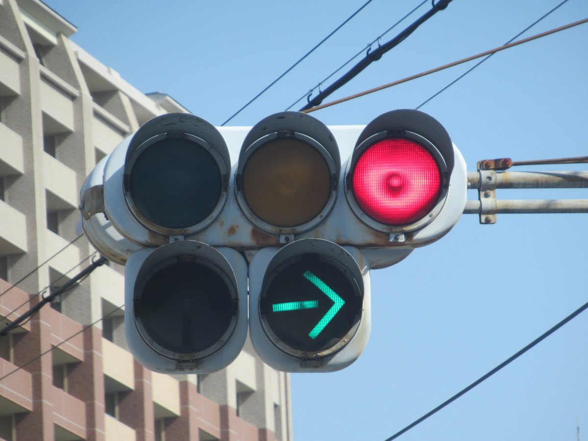 大阪市にある、京三製金属丸型の変則矢印の組み合わせです。青灯のした