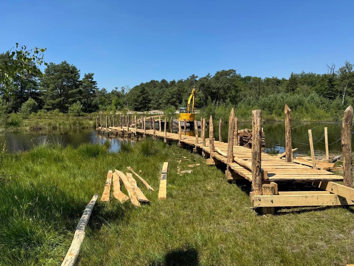 De aanleg van een Vlonderbrug over de Rode Beek op de Brunssumerheide, een speciale klus  in een bijzondere omgeving. Met de inzet van een drijvende kraan en de kennis en kunde van onze vakmensen zijn we op weg naar een mooi eindresultaat.