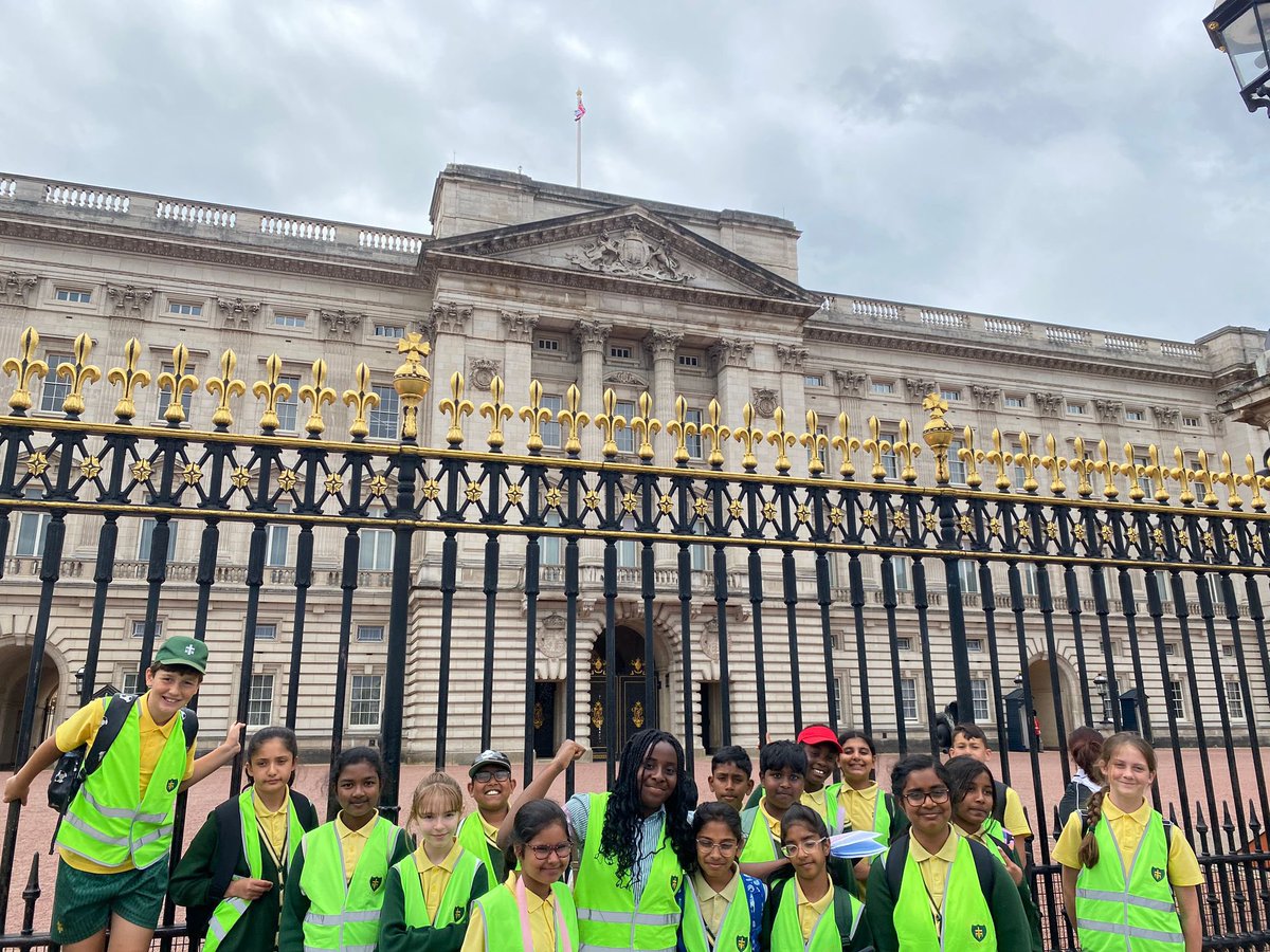 STMM20's tweet image. Y6 certainly hit their step count today as they made their way around the main attractions in Central London 🎡, filming for their documentary-style videos en route 🎬! Smiles all round as they enjoyed their well-deserved refreshment to finish the day 🍦🥤 #GeographyTrip