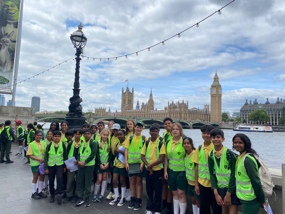 STMM20's tweet image. Y6 certainly hit their step count today as they made their way around the main attractions in Central London 🎡, filming for their documentary-style videos en route 🎬! Smiles all round as they enjoyed their well-deserved refreshment to finish the day 🍦🥤 #GeographyTrip