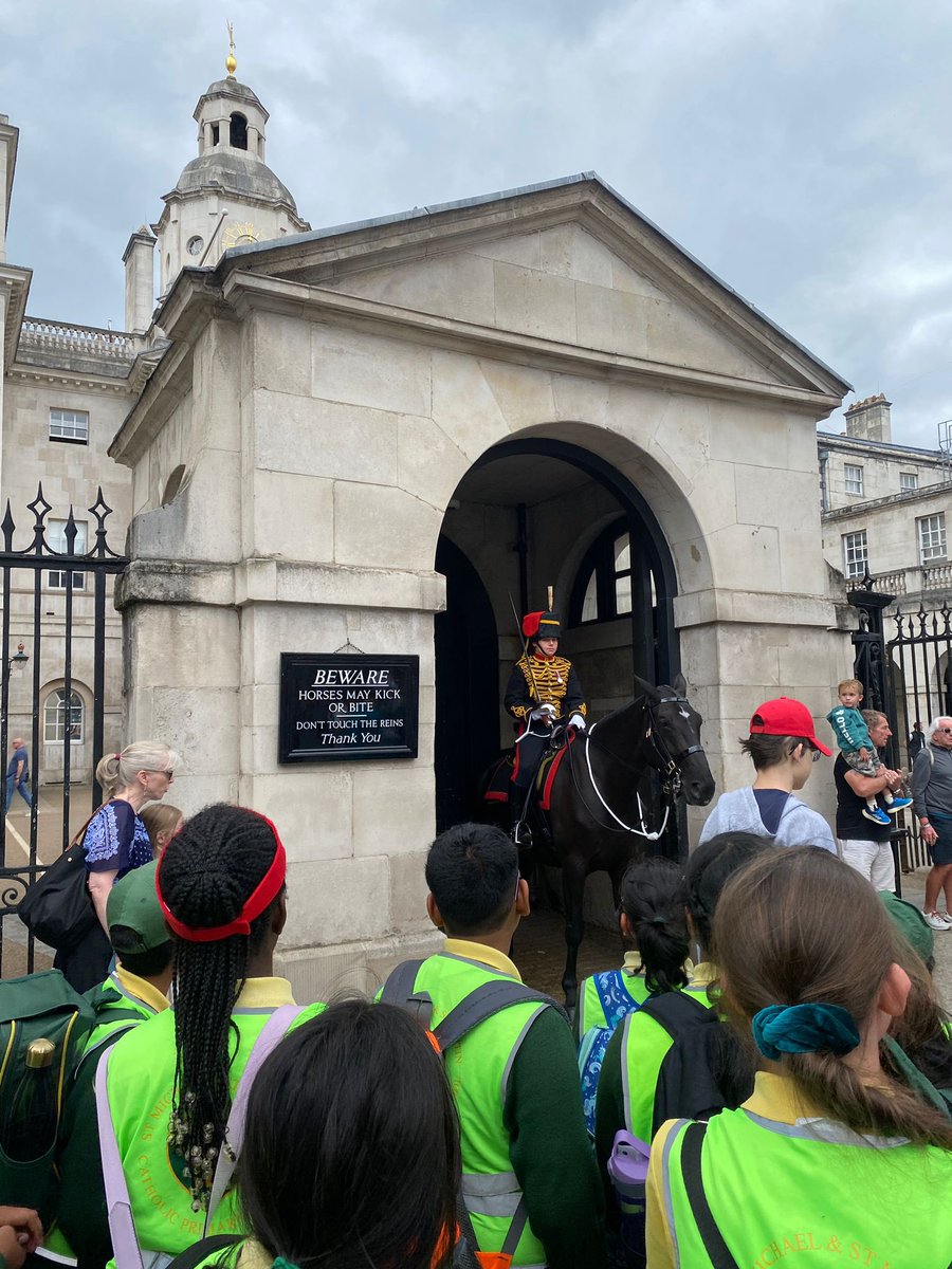 STMM20's tweet image. Y6 certainly hit their step count today as they made their way around the main attractions in Central London 🎡, filming for their documentary-style videos en route 🎬! Smiles all round as they enjoyed their well-deserved refreshment to finish the day 🍦🥤 #GeographyTrip