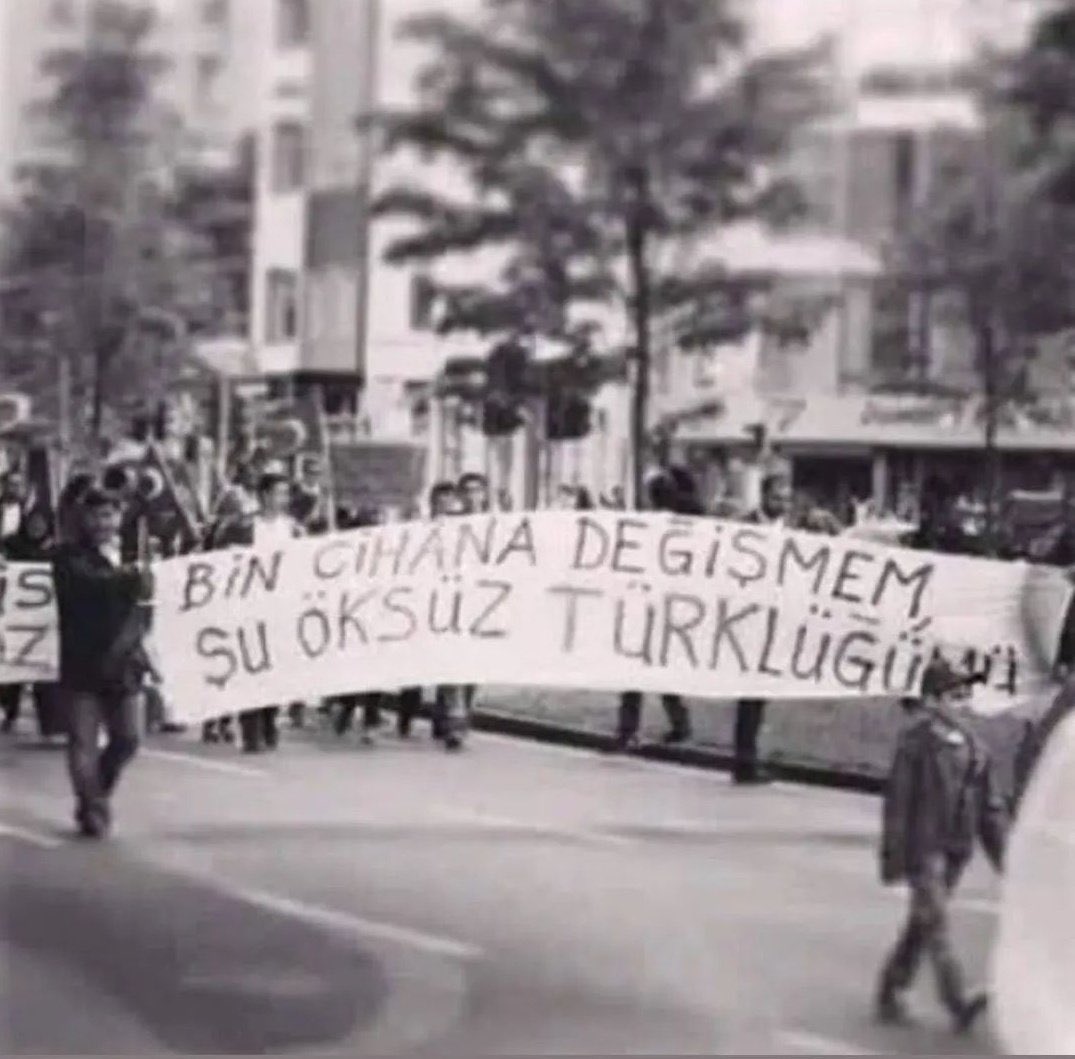 Bükecek boynumuz yok 
ne iç ne dış güçlere,
Ne de kardeş diyoruz, o vatansız piçlere! 
Kardeşlik yalanını, arabın kardeşi atar! 
Biz Türklüğün yarıyız, 
Türkçülük de bize yar!