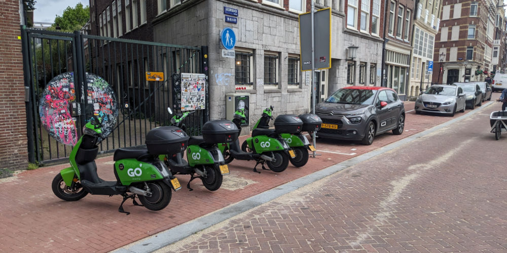 mokumburger's tweet photo. @webcare020 En ook vandaag weer een overvolle stoep op die mooie nieuwe #Geldersekade vanwege #vrijparkeren dankzij #Puccini.
Schiet het al een beetje op met die betonranden en/of amsterdammertjes @webcare020?
#stopPuccini #aso020 #amsterdammaaktruimte
@VVAB_officieel @oudestadt https://t.co/nCjZhmwWWU