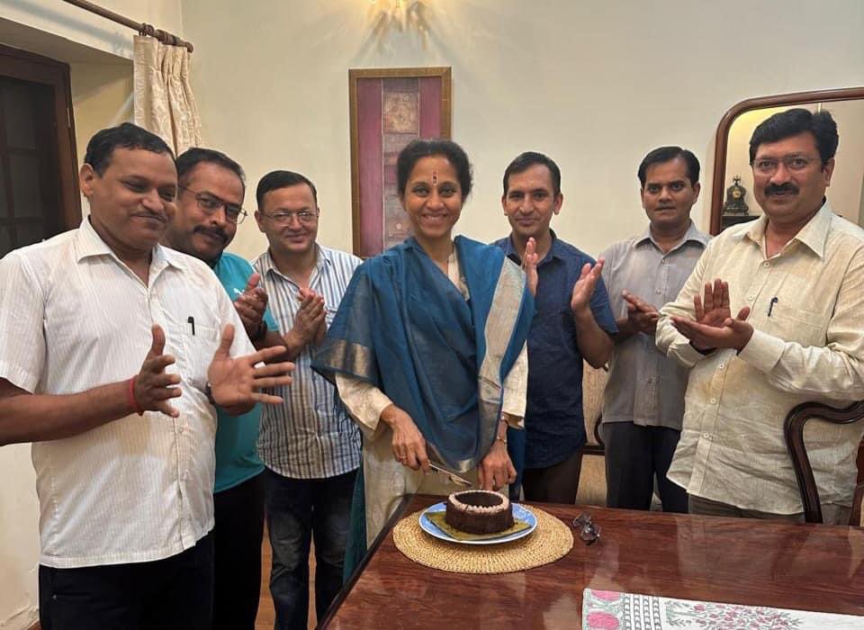 SupriyaSuleArmy's tweet photo. Thank you team Delhi 🙏 @SupriyaSuleArmy @RealSupriyaSule Birthday celebration 2024 🎉 ❤️🍰💐  @MPSupriya_Sule https://t.co/7y3tsuZwCz