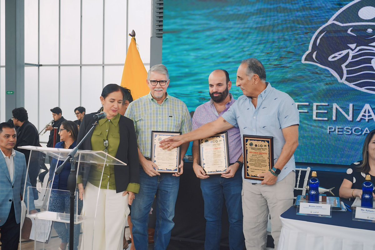 TUNACONSorg's tweet photo. Estamos muy honrados con el reconocimiento que nos entregó la #CORPAG por la gestión de nuestra Iniciativa “Cuidando Galápagos”. Sin duda nos alienta a continuar en el camino de la sostenibilidad del recurso y mitigación de la contaminación marina. @GraceUnda @PesqueriaEc https://t.co/Aav4iA32Iv