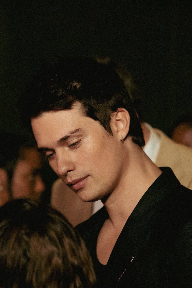 harrytrueangel's tweet photo. NEED him to look at me like that… https://t.co/cTrwSqLugB