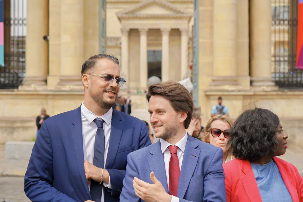 A_Saintoul's tweet photo. De retour à l’Assemblée avec mes camarades insoumis élus hier soir ✊

Ce dimanche 7 juillet, nous pouvons battre l’extrême droite et imposer un gouvernement pour la justice sociale.

Soutien aux candidates et candidats du #NouveauFrontPopulaire qualifiés au second tour ! https://t.co/rNkxy6czsw