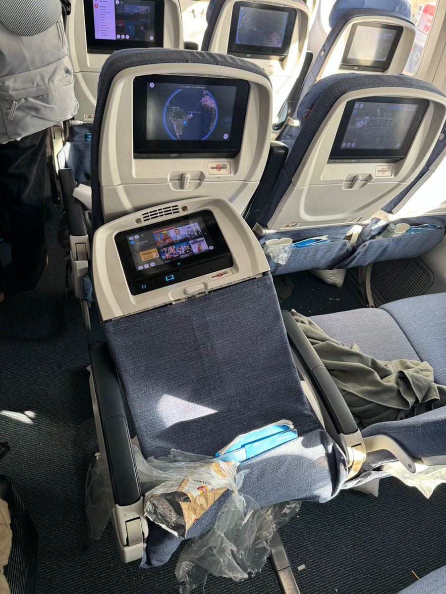 AviacionGYE's tweet photo. #INCIDENTE | Al menos 30 pasajeros resultaron heridos cuando el vuelo UX045 de Air Europa, un Boeing 787-9 que viajaba de Madrid a Montevideo, encontró severas turbulencias temprano esta mañana. 
Tras el incidente, el vuelo fue desviado a Natal, Brasil, donde los heridos recibieron atención médica y la aeronave fue sometida a una minuciosa inspección. La aerolínea está coordinando con las autoridades locales y el personal médico para brindar apoyo a los pasajeros y la tripulación afectados.

📹 Pichipastoso | Vía X