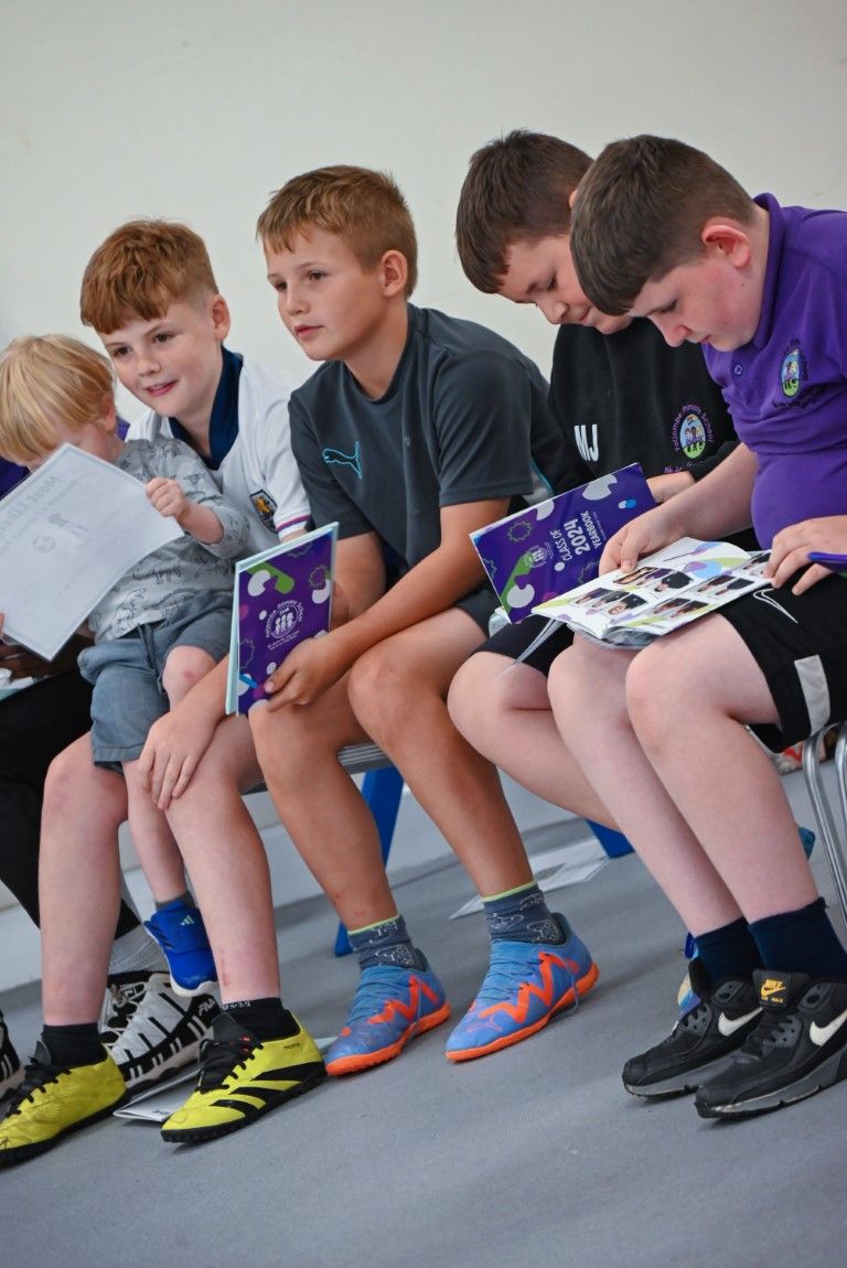 FoljambePrimary's tweet photo. 👏 A huge congratulations to Year 6 on a brilliant leavers assembly! They received their yearbooks for one another to sign, and invited their families for one last celebration. 

See the full story and gallery here ➡️ https://t.co/5UFgVGaSxQ https://t.co/ToWi5igsf5