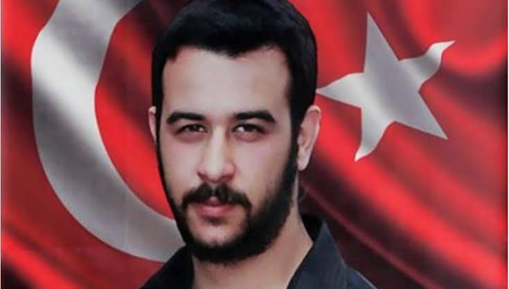 Sinan ateş olayına bu kadar önem veren üzerinde duran bütün herkese şunu soruyorum. Fırat Çakıroğlu cinayeti için niçin sessizsiniz niçin onun duruşmalarına katılmadınız. Cumhur İttifakını yıkmak için akbabalar’ın koşuşmaları çok manidar.