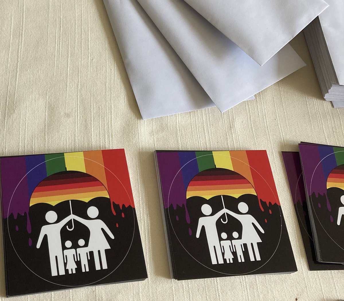 Unsere Familien-Sticker sind zum Ende des #Stolzmonat so gut wie ausverkauft. Nur noch 3 Packungen sind übrig! Das heißt, es wurden nun fast 1.500stk in Deutschland verteilt❗️
Danke an alle Unterstützer und Aktivisten, wir hoffen, ihr hattet Spaß ✌🏻🇩🇪

#STLZMNT
