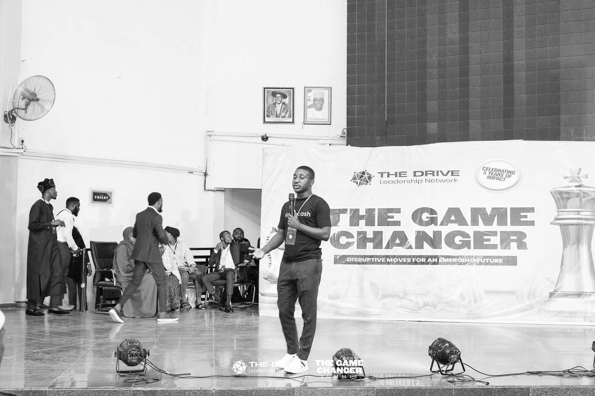 Theoladeledada's tweet image. Six months have gone already in 2024, don’t waste the next six months again. Please Try to learn any of these:

* Data Science
* UI/UX Design
* Graphics Design
* Web Development 
* Animation
* Cybersecurity 

If you are willing to learn any of these, comment. I will send you free…