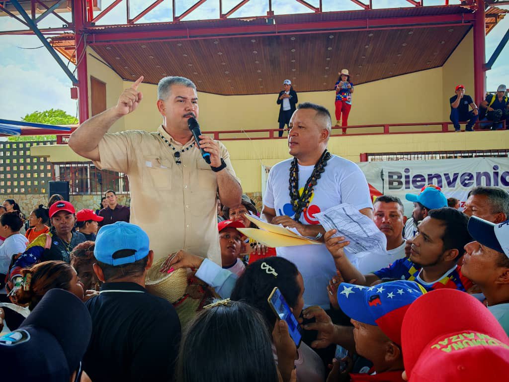 AngelPComuna's tweet photo. 🚩Huracán Comunero en el Zulia
Junto a los pescadores, comunidades indígenas, Circuitos Comunales y organizaciones de base, nos movilizaremos masivamente mañana, comuneros y comuneras en las calles de Miranda en apoyo a nuestro Gallo Pinto @NicolasMaduro
Hemos conversado con el Alcalde @LuisEsZulia y nos dice que hay un ambiente muy positivo y que será tan bueno como la Marcha Comunera del Vigía