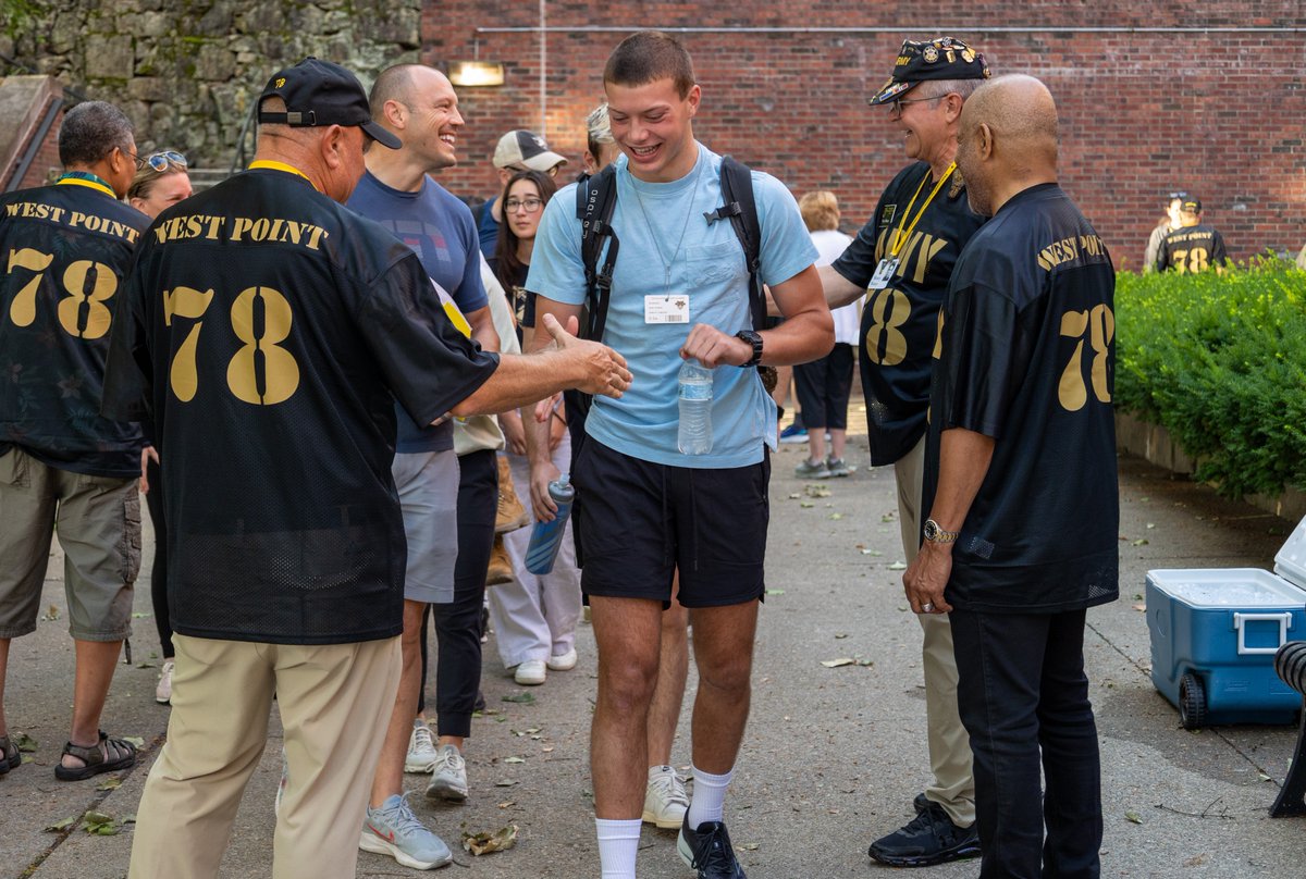 WPAOG's tweet image. The Class of 1978 is here and ready to support cadet candidates and their families as they report for #RDay today! 

Thank you to the "Proud and Great" Class of 1978 for gripping hands with the Class of 2028 as they join the #LongGrayLine.

#WestPoint #USMA2028 #DutyHonorCountry