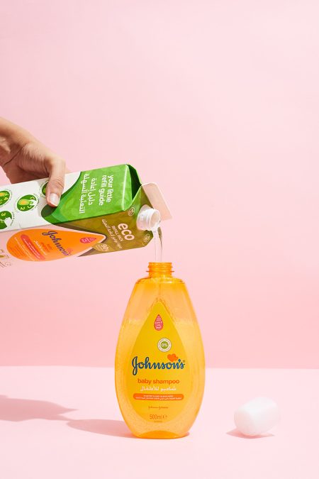 classysara_'s tweet image. قلق حماية الكوكب يشغل كثير ف مابالك إذا كنت رب اسرة.. جونسون ابتكرت علبة شامبو الاطفال لإعادة تعبئة علبتك المستخدمة السابقة وبكذا تساهم في تخفيف البلاستيك واستهلاكه.. ممتازة الفكرة وعملية جدًا 

@DesMeet 
@Mkt_Art