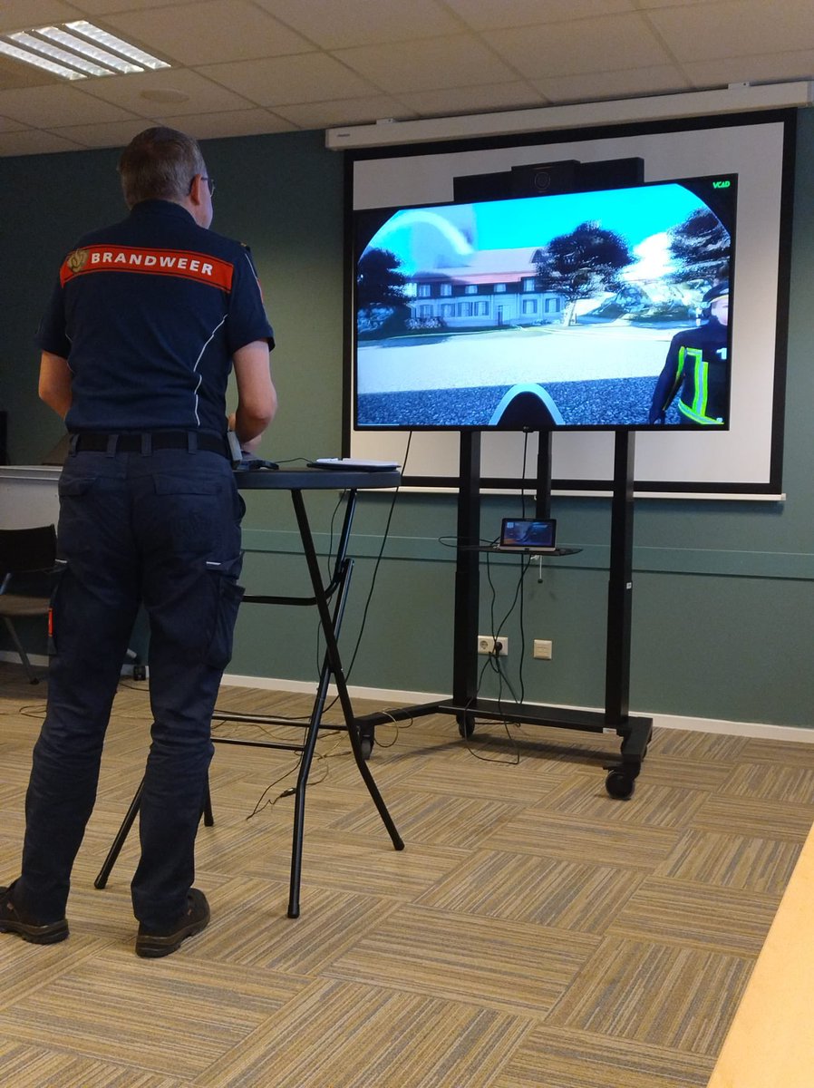 vanwouwe's tweet photo. Vanmiddag een pittige inzet als bevelvoerder gehad bij een brand in een rieten kap. M’n leerpunten meegepakt. #virtualreality #brandweer #vrhm https://t.co/J54lKoe1bF