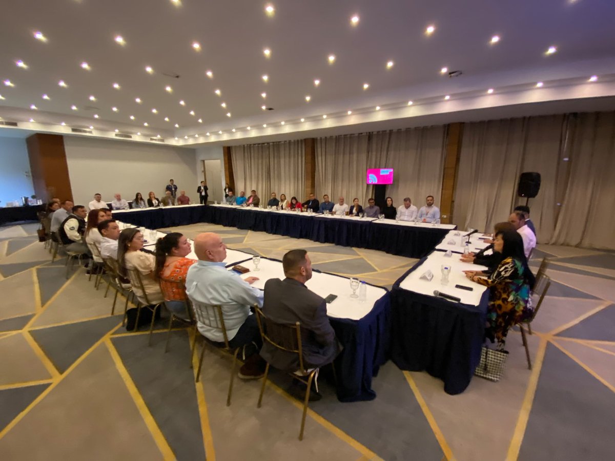 SLotartaro_'s tweet photo. Llevamos el Plan de Negocios “Crece con Nosotros” al Edo.Zulia,donde nuestros trabajadores ofrecieron atención sobre productos y servicios del #BBDP a emprendedores y público en general, además, una rueda de negocios con empresarios locales
@NicolasMaduro #JulioDeVictoria https://t.co/EUWlfooSj1
