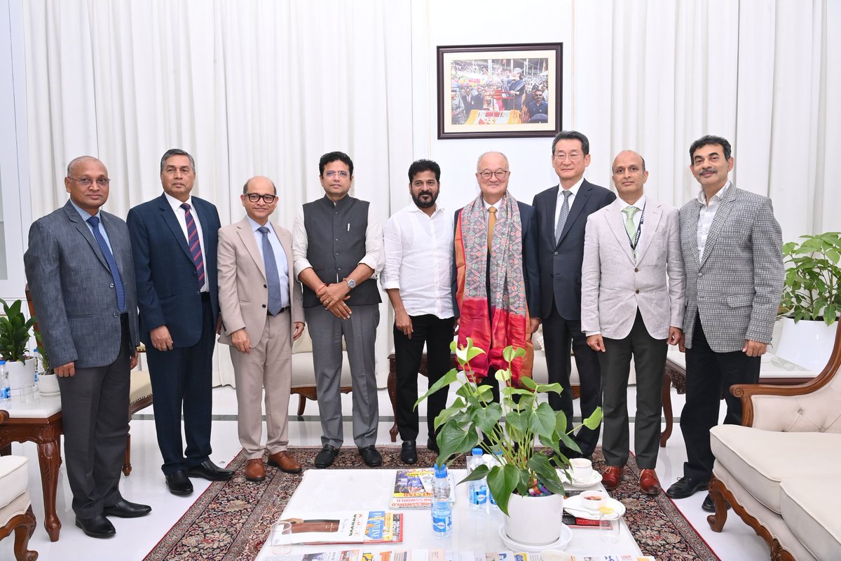 nawababrar131's tweet photo. CM @revanth_anumula and industries minister @Min_SridharBabu with South Korea textile giant Youngone Corporation CEO Kihak Sung in Secretariat today. Youngone to set up 11 factories at #KMTP in Warangal with Rs 3,000cr investment and create 21,000 jobs. https://t.co/n8s04RXB4i