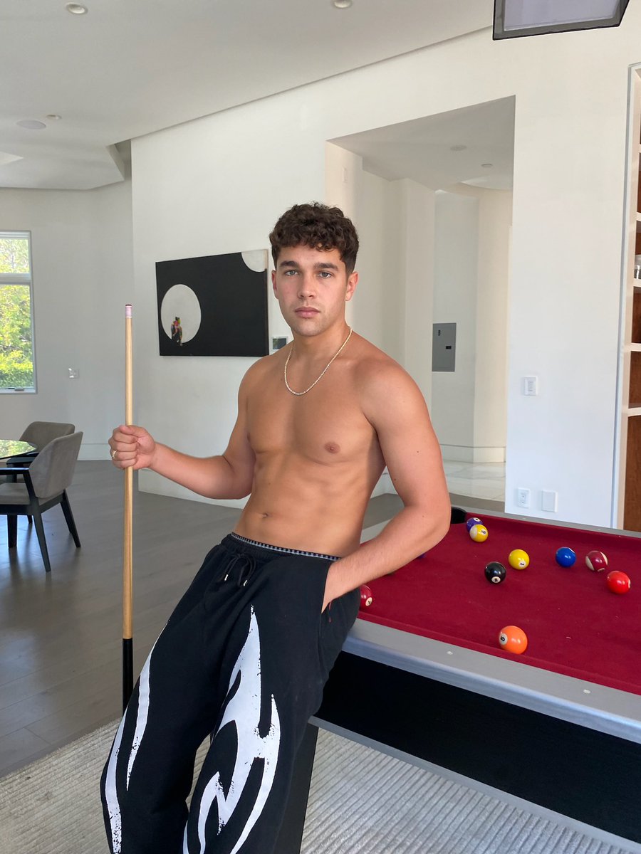AustinMahone's tweet image. Who wants to play? 😉🎱