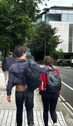 Emma Watson tiene novio, según informa The Sun y por la imágenes que se pueden apreciar parece que es el mismo chico con el que caminaba en las fotos solo que con otro corte de cabello.
También informa TheSun que hubo recientemente algunos incidentes con su seguridad en Oxford⬇️