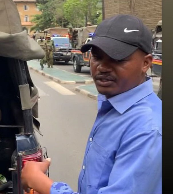 collo_muh's tweet image. This guy killed an unarmed person in the street, and the same week he fired a teargas canister on a group of journalists recording the brutality that is condoned by the same government..
If our country is not an irony, I don't know what is?
🥱🥱
#WhatElseIsOn