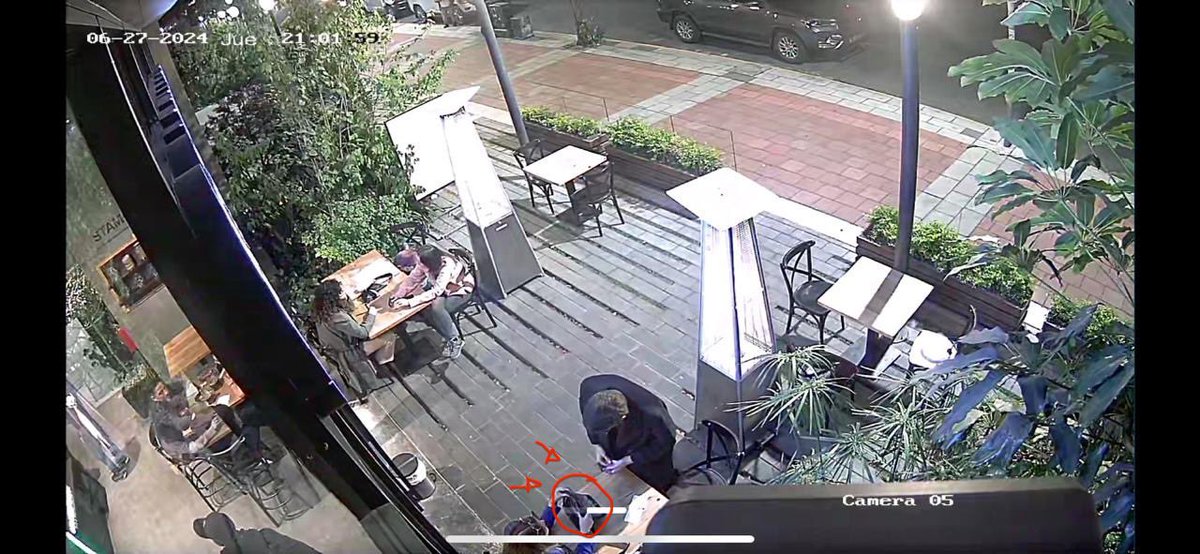 rossanacarpiof's tweet photo. ‼️ ¡Ayúdennos a identificar a estas personas! ‼️

El jueves pasado mi papá olvidó su bolso con medicamentos importantes y objetos personales en un restaurante del norte de Quito. Gracias a la amabilidad de la administradora del local, pudimos acceder a los videos de seguridad. https://t.co/HOywNDTjbb