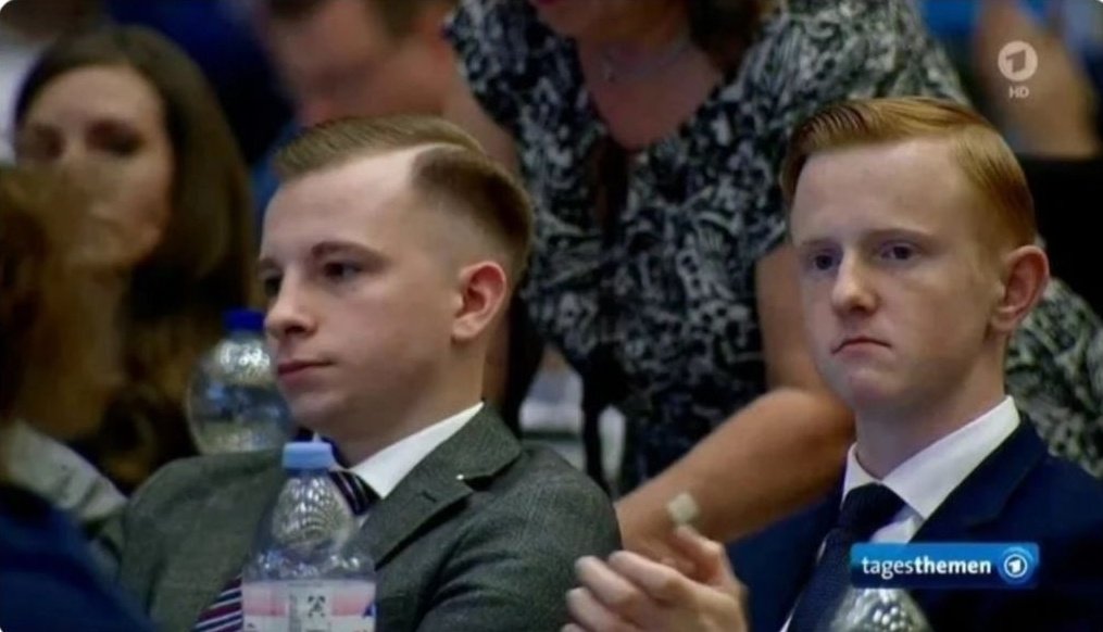 +Eil+
Hochglanz Farbfotos von #Hitlerjugend aufgetaucht.

Ach nee... War nur aufm #AfDParteitag... 💩