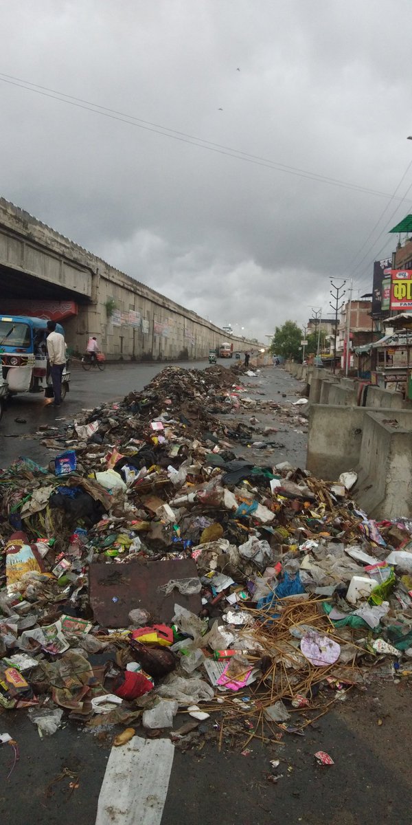 manishpandey789's tweet image. शर्मनाक:कानपुर रामदेवी चौराहे की नौबस्ता से रामदेवी को आने वाली सर्विस लेन कूड़े के ढेर में तब्दील हुई देखी जा रही
तीन चार दिन पहले यहाँ नगर निगम द्वारा नाला सफाई हुई थी कूड़ा सिल्ट उड़ाने का होस नही
स्वास्थ्य विभाग संचारी रोग नियंत्रण माह मना रहा।
-मनीष पाण्डेय