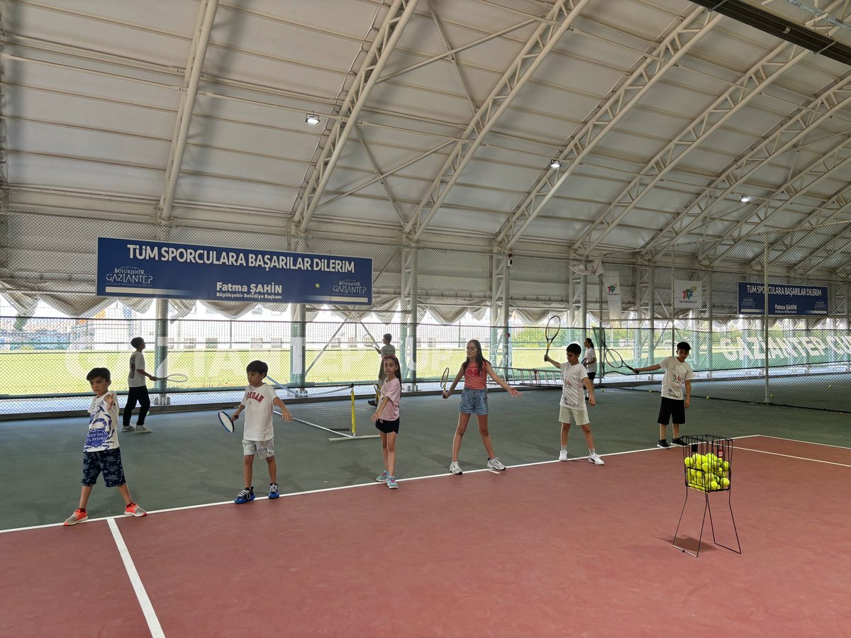 📍Yaz Spor okullarına yeni kayıt olan birinci grup öğrencilerimizle keyifli bir Tenis antrenmanı. Kayıtlarımız devam ediyor 🎾 

Bu Yaz Tenis Öğrenmenin Tam Zamanı 🎾

<a href="/demirlevent1/">Levent Demir</a> <a href="/barisayaz/">Barış Ayaz</a> <a href="/ibrahimh_polat/">İbrahim Halil Polat</a> <a href="/GSB_Gaziantep/">Gaziantep Gençlik ve Spor İl Müdürlüğü</a>