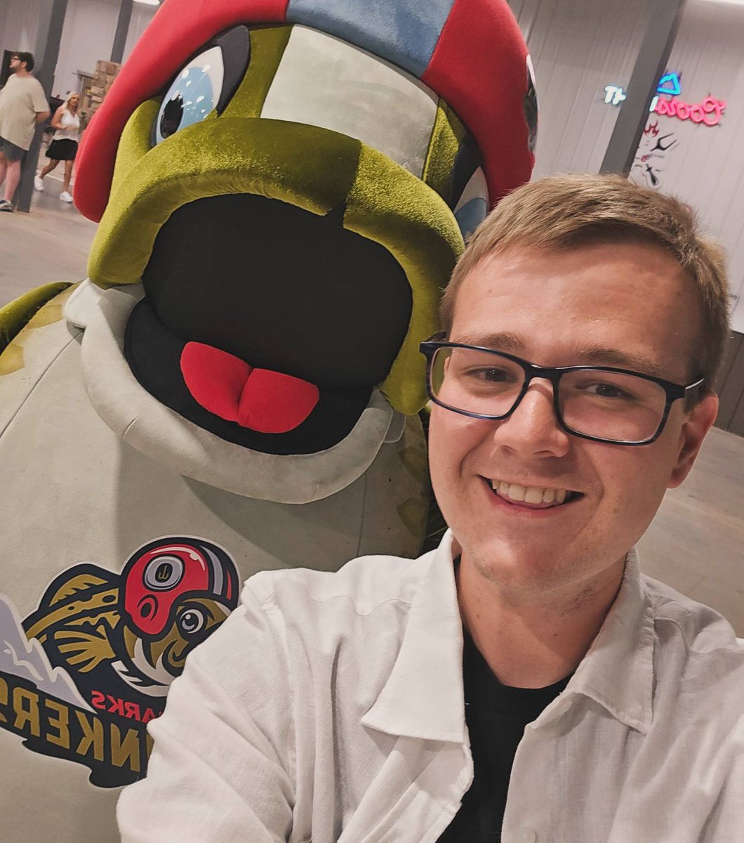 MrEthanGregory's tweet photo. First o-fish-ial outing of Summer break. Turns out arena football is so much cooler than regular football. Plus, I met #Lunky. He's the newest, most fin-tastic bro in the 417.
Welcome to Springfield @OzarksLunkers! 🏈🐟
#arenafootball #springfieldmo #lunkers https://t.co/7Jr7oG1aDS