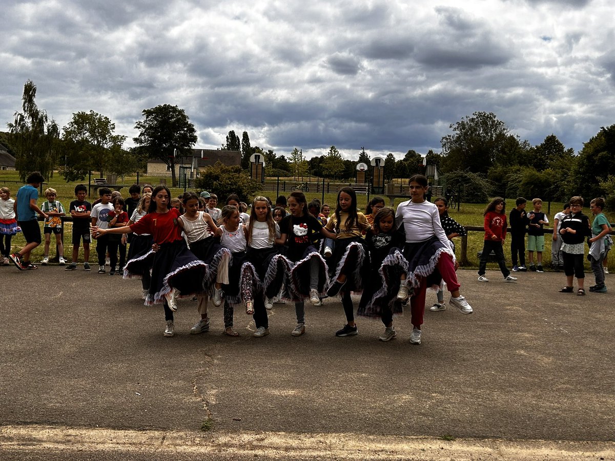 78_eps1d's tweet photo. Remise de prix « foot à l’école » aux élèves de Thoiry, lauréats du concours départemental. Un accueil sportif, collégial et artistique ! Bravo aux élèves et aux enseignantes ! @PatardDominique https://t.co/5Flqr9QaxU