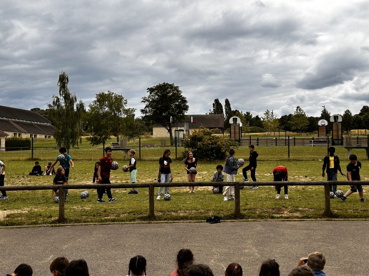 78_eps1d's tweet photo. Remise de prix « foot à l’école » aux élèves de Thoiry, lauréats du concours départemental. Un accueil sportif, collégial et artistique ! Bravo aux élèves et aux enseignantes ! @PatardDominique https://t.co/5Flqr9QaxU