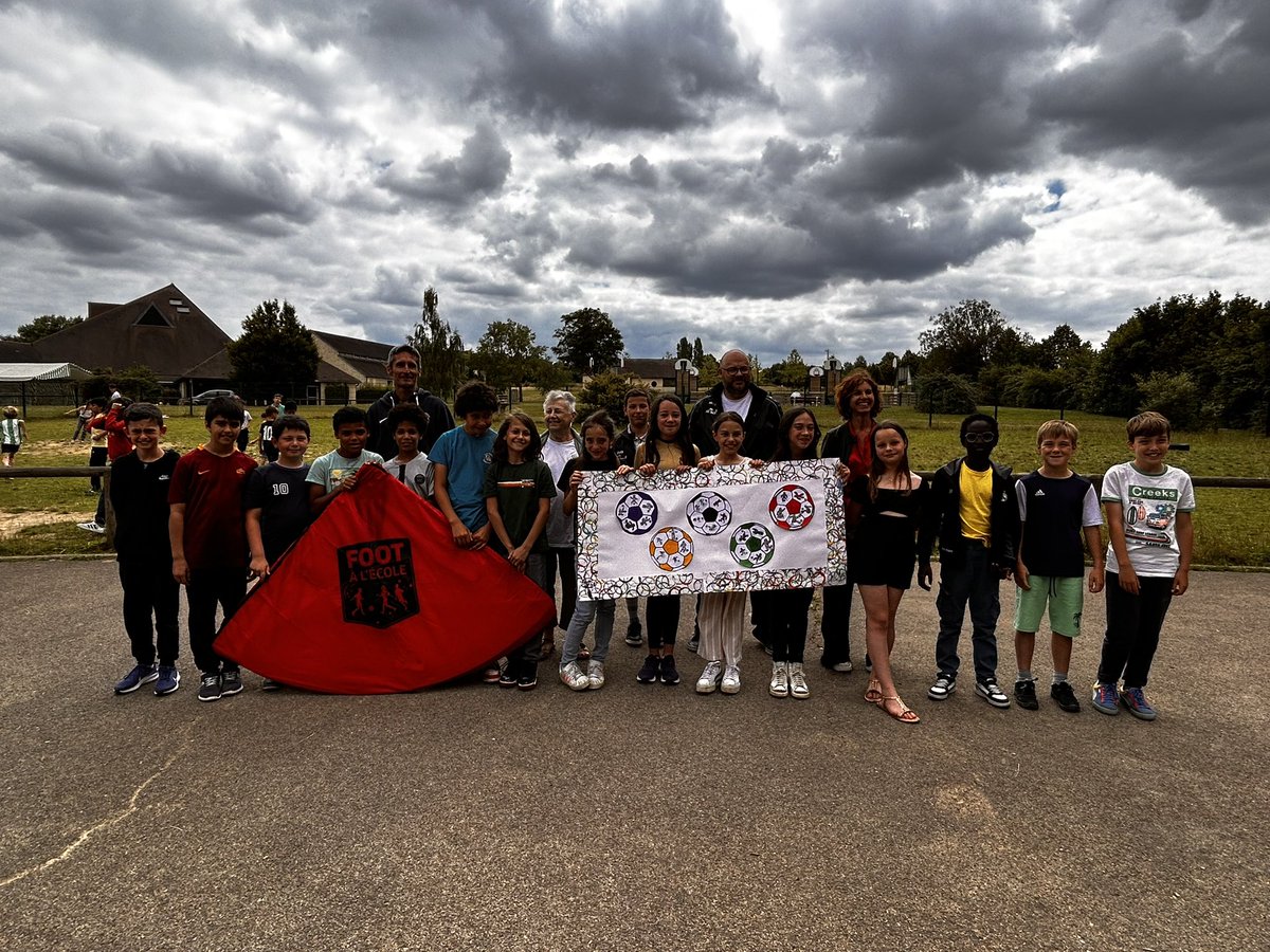 78_eps1d's tweet photo. Remise de prix « foot à l’école » aux élèves de Thoiry, lauréats du concours départemental. Un accueil sportif, collégial et artistique ! Bravo aux élèves et aux enseignantes ! @PatardDominique https://t.co/5Flqr9QaxU