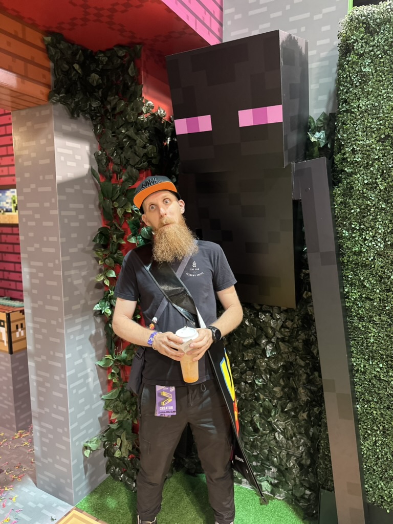 TheDisposableG's tweet photo. Had a blast at #VidConAN24 over the weekend! I met a ton of awesome people and had many moments of "hey, I recognize them!" while walking around.

I didn't get many pictures of myself, but here's one of me getting stalked by an Enderman (I think someone forgot to bring the legs). https://t.co/6m4HTHSvdb
