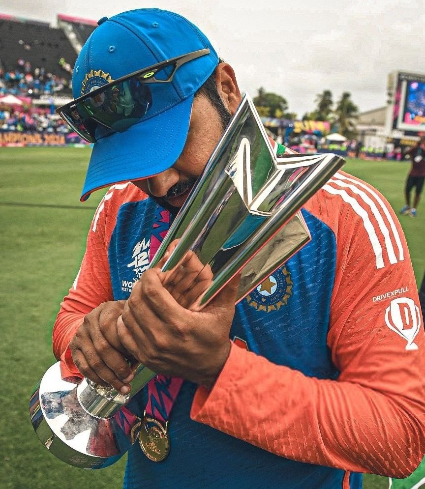 SPORTYVISHAL's tweet photo. Still remember the days of 2017, when I used to dream of Rohit Sharma becoming the Indian captain. 

Which seemed next to impossible at the time, and still I was dreaming.

But today he is a World Cup winning captain for India 🏆. 

There is no better director than God. https://t.co/KE10uHuE9z