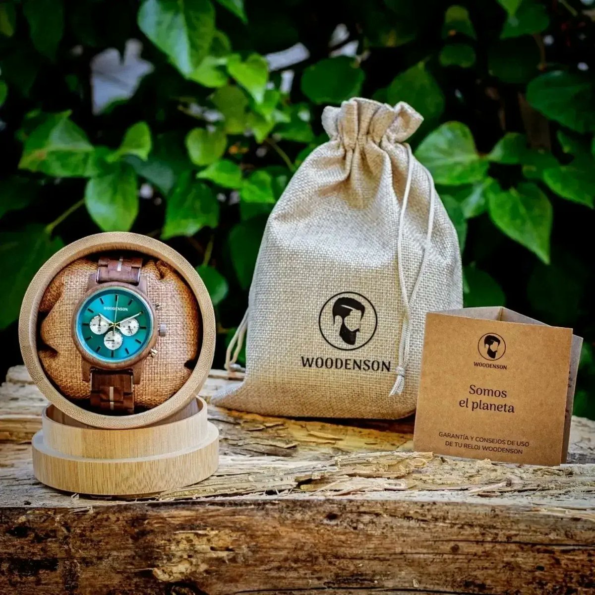 ATITLÁN es un reloj fabricado en madera de nogal y acero. Monta un calibre de Miyota (el fabricante de Citizen) y la pulsera es de eslabones regulables de madera de nogal con refuerzos de acero.
Un reloj magnífico, provisto de reloj 24h y cronógrafo de 60 minutos, con una esfera