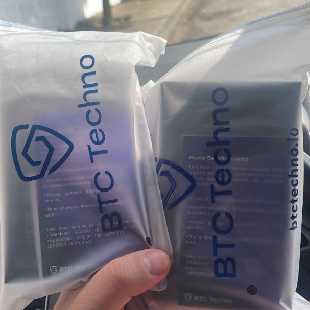 Un pana ya avanzo en el camino a la autocustodia de sus fondos adquiriendo sus primeras Hardware Wallets.

Todo el proceso lo hizo con <a href="/btctechno/">BTC Techno®</a>.

10/10