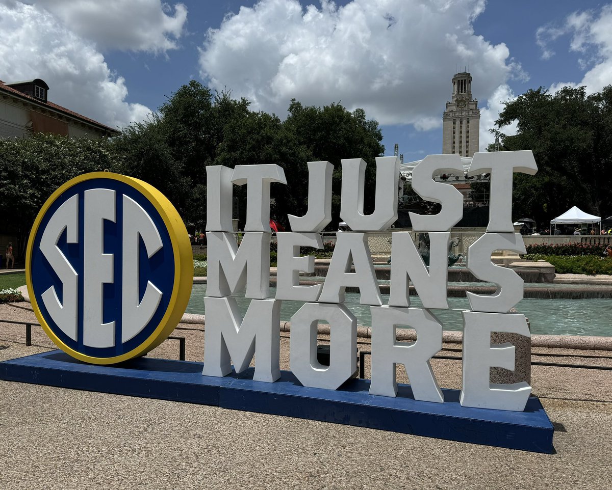 PatModaff84's tweet image. I remember sitting in @DrStrode’s @OhioUSportsAd leadership class when it was announced Texas would be joining the @SEC. Full circle moment as last night I got to be a part of the celebration marking our entrance into the conference. Excited for what is to come! #ItJustMeansMore