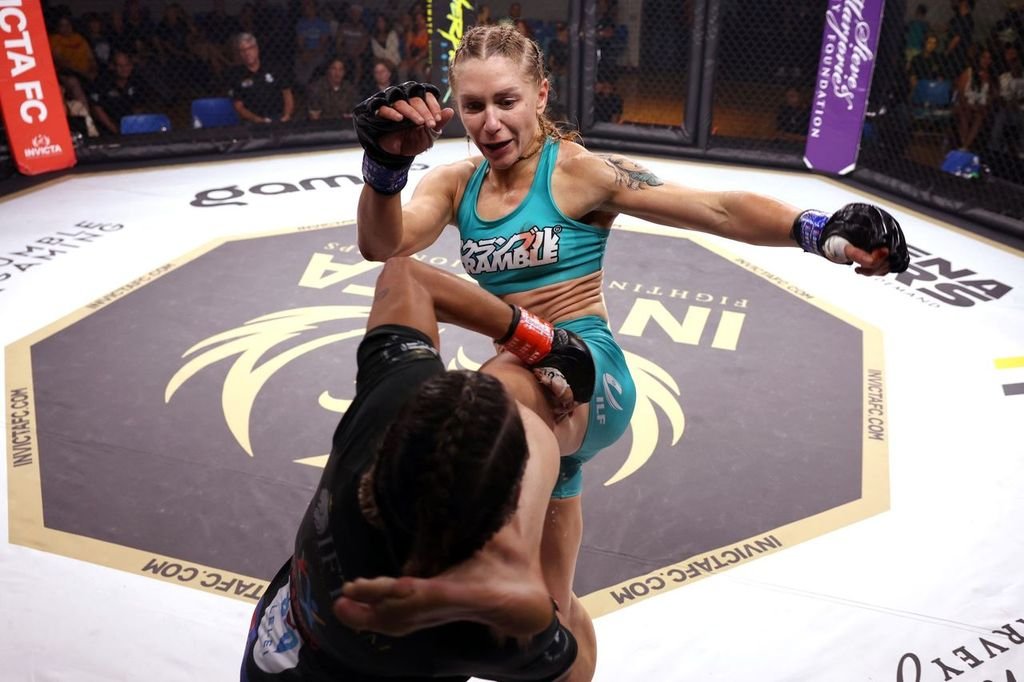 Invicta FC (@invictafights) on Twitter photo Already ranking among our best photos in history, <a href="/bigbad2_0/">@bigbad2.0</a> hit <a href="/Talita_MMA/">Talita Bernardo</a> with one of the meanest and cleanest head kicks you'll ever see and the champ still wouldn't go down. Two warriors. #InvictaFC55
📸 Dave Mandel Already ranking among our best photos in history, <a href="/bigbad2_0/">@bigbad2.0</a> hit <a href="/Talita_MMA/">Talita Bernardo</a> with one of the meanest and cleanest head kicks you'll ever see and the champ still wouldn't go down. Two warriors. #InvictaFC55
📸 Dave Mandel