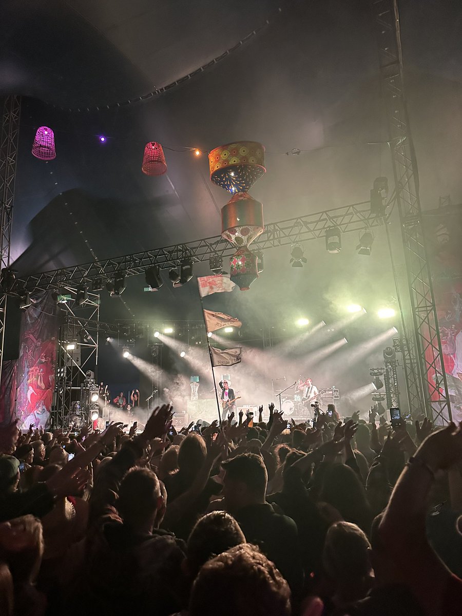 The best Sunday night headliner at #Glastonbury was in fact <a href="/thefeeling/">The Feeling</a>. Avalon stage, everyone belting their hearts out to some throwback anthems. And a bonus appearance from <a href="/SophieEB/">Sophie Ellis-Bextor</a> at the end to take the roof off. A real gem of a set to finish the week 🙌🏽