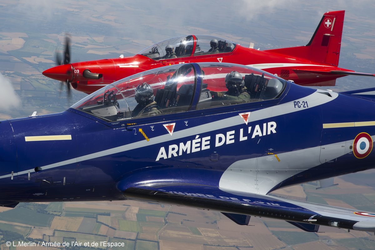 Armee_de_lair's tweet photo. Fin juin, l’École des pilotes des Forces aériennes 🇨🇭 s'est entraînée sur la BA709 de Cognac avec 5 PC-21. Une opportunité unique pour échanger avec l'École de l'aviation de chasse 🇫🇷 et renforcer leurs compétences en combat aérien et vol basse altitude.
➡️https://t.co/iAEKhvbS3l https://t.co/6LgbhosEvm