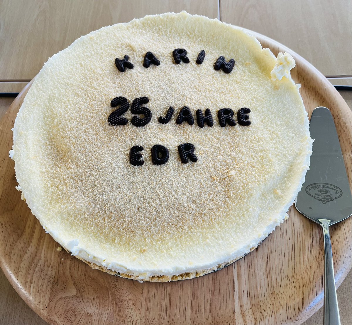 Karel Groen (@karelgroen) on Twitter photo Vandaag 25-jarig jubileum collega Karin Eden bij de <a href="/EDR_EU/">Eems Dollard Regio - Ems Dollart Region</a>. Zoveel jaren energieke inzet en toewijding voor het verbinden van Duits-Nederlandse projecten en nu als coördinator GrensInfoPunt. Gefeliciteerd!! Vandaag 25-jarig jubileum collega Karin Eden bij de <a href="/EDR_EU/">Eems Dollard Regio - Ems Dollart Region</a>. Zoveel jaren energieke inzet en toewijding voor het verbinden van Duits-Nederlandse projecten en nu als coördinator GrensInfoPunt. Gefeliciteerd!!