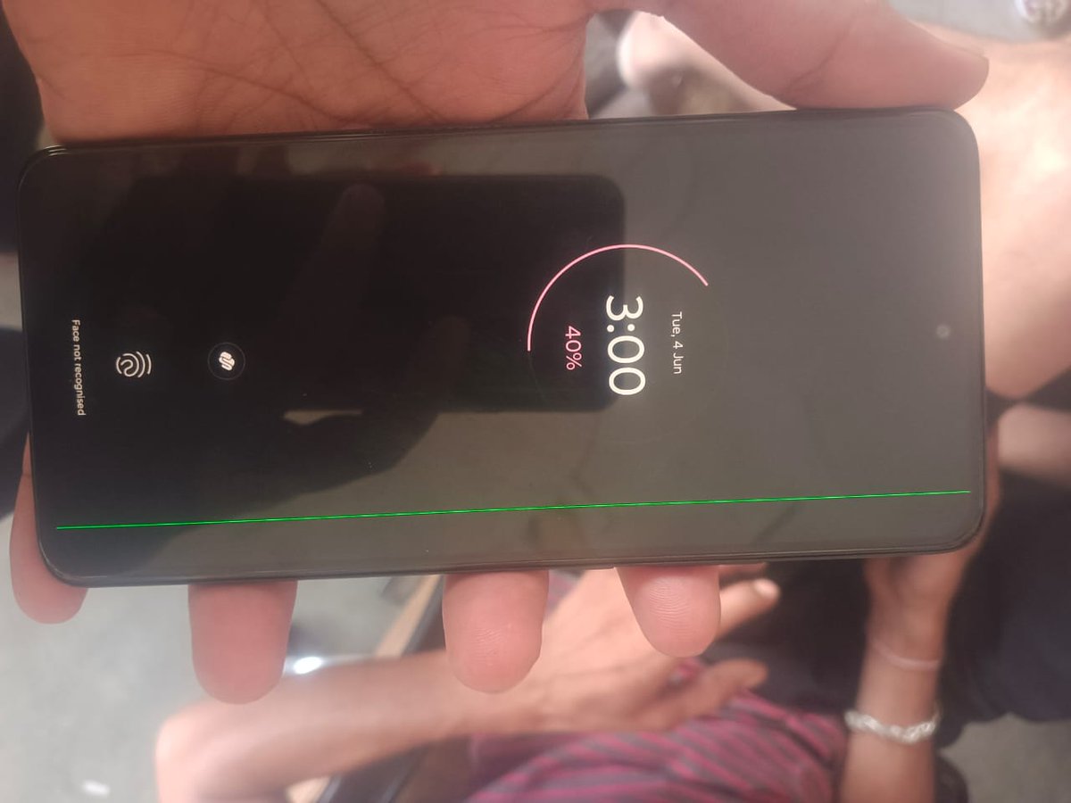 Buddhijangid's tweet photo. @Moto  @motorolamobiles  @motorolaindia 
Moto Edge 30 without any physical damage to screen got this green line.I took it for service &amp; without a single diagnostic, solution provided was change display &amp; pay for screen.This is a bug &amp; many people are facing it.
#motorolagreenline https://t.co/fTThXs6uYt